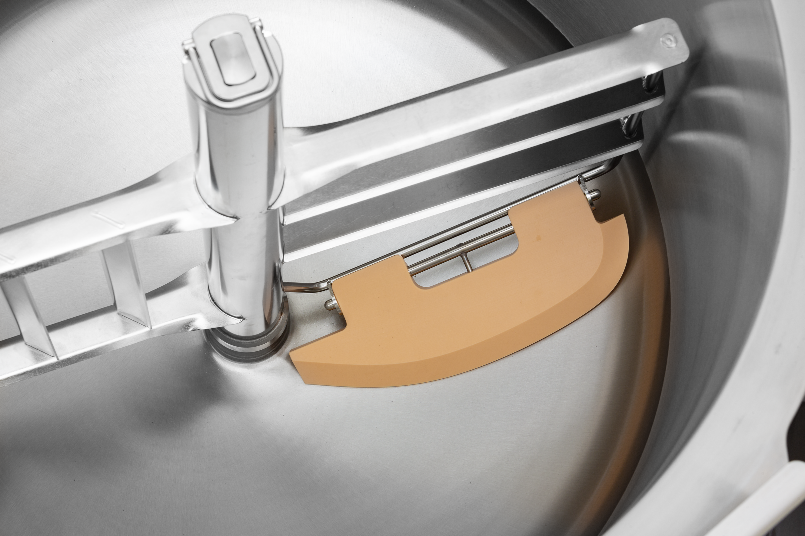 Scrapers on the stirrer